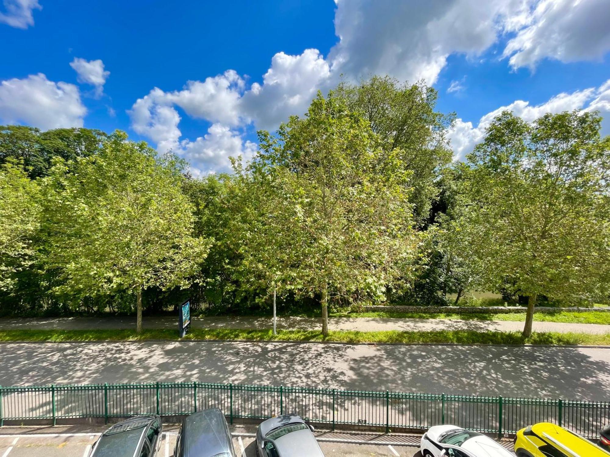 Appartement Avec Loggia Et Parking Prive Louviers Bagian luar foto